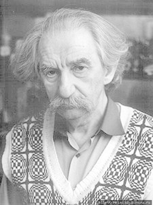 Памятник Юрию Лотману / Monument To Yuri Lotman