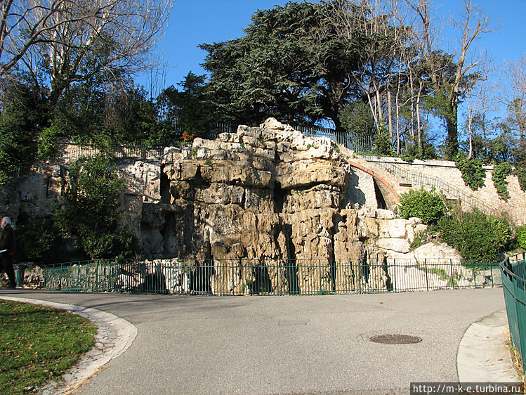 Скальная группа на входе Скальная группа на входе