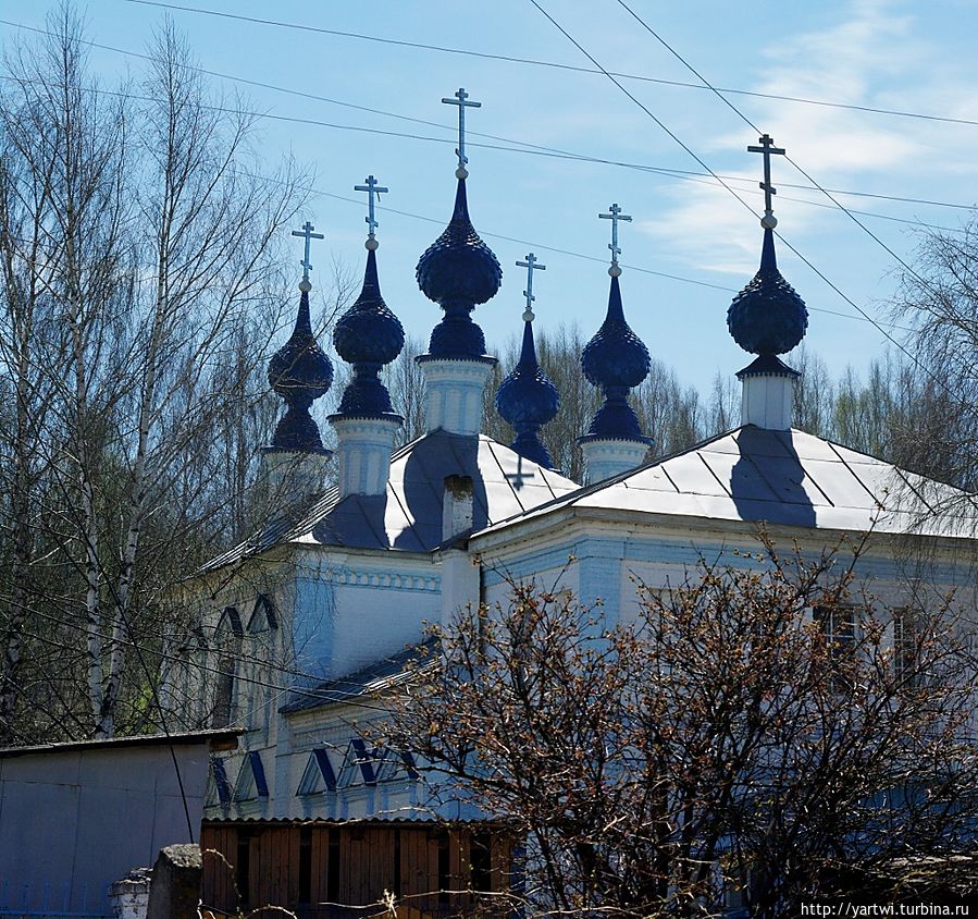 Вид на церковь Василия Великого с берега озера. Галич, Россия