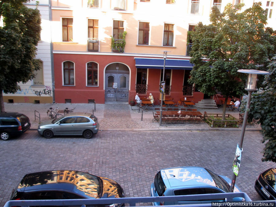 Вид из окна номера на кафе напротив отеля