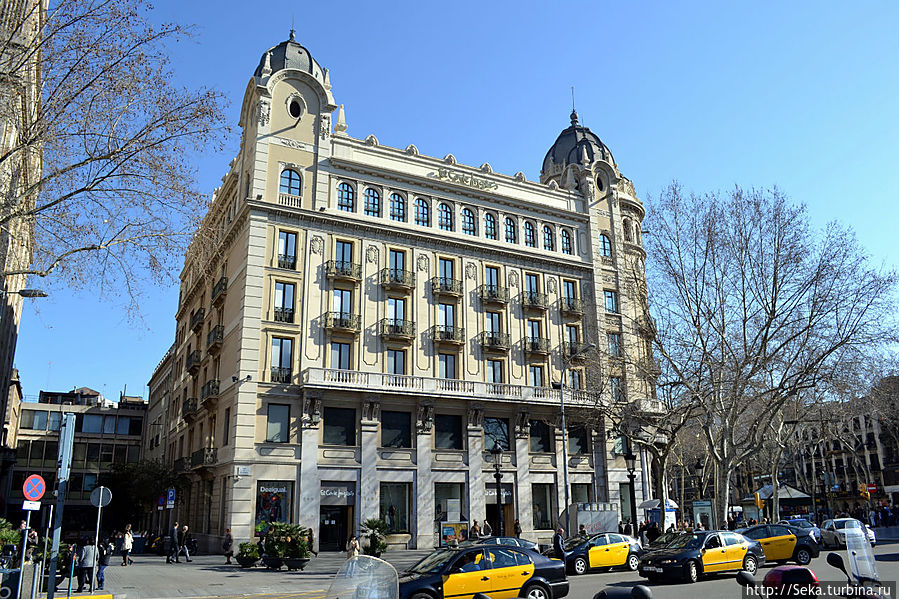 На площади Каталонии Барселона, Испания На площади Каталонии Барселона, Испания