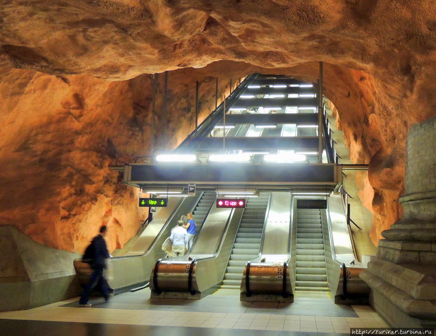 Эскалаторы на станции Radhuset Стокгольм, Швеция