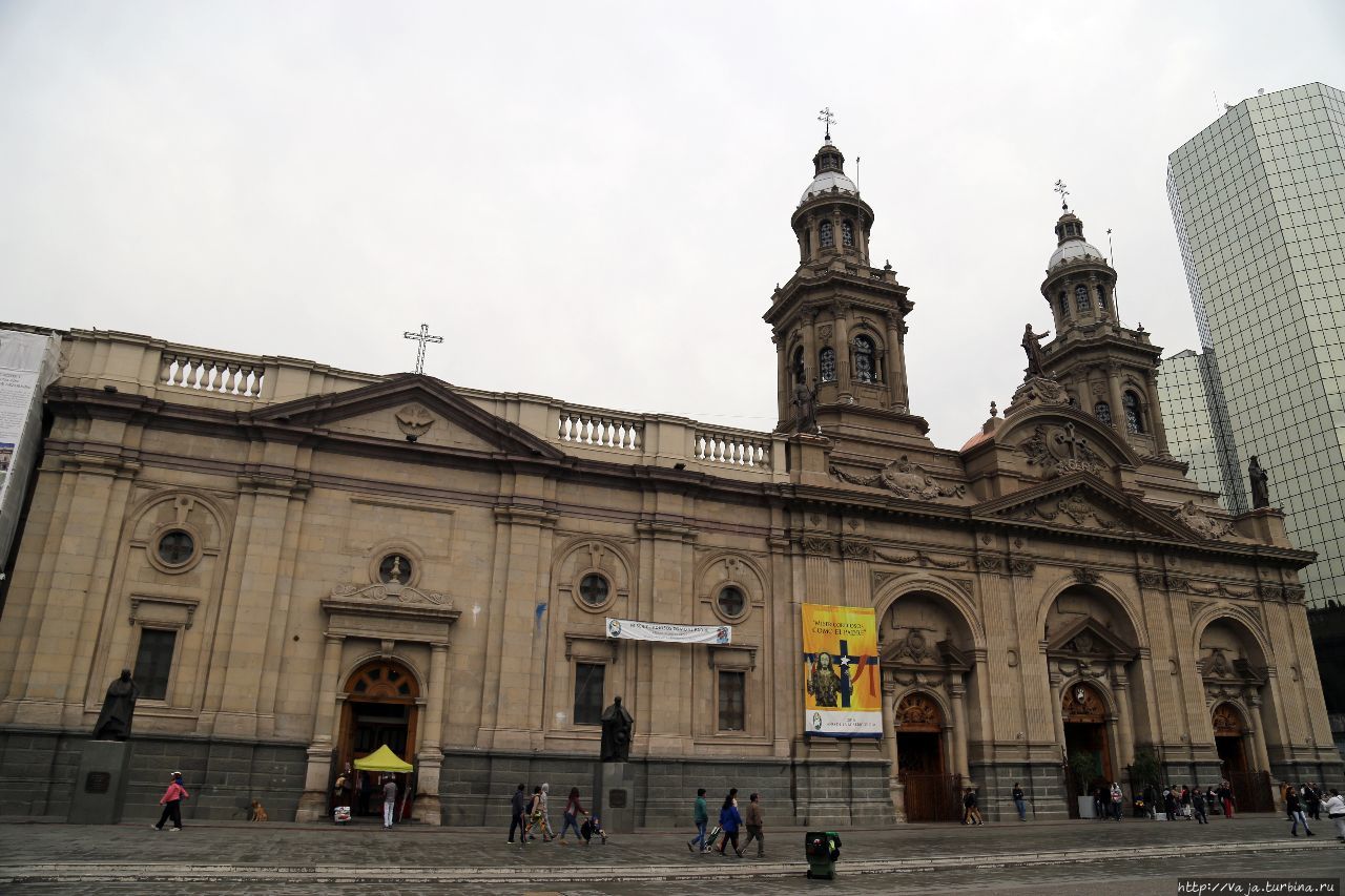 Кафедральный Собор является главным Храмом католической Церкви Чили. Строительство Собора было начато 1748 году,Собор построен в неоклассическом стиле Сантьяго, Чили
