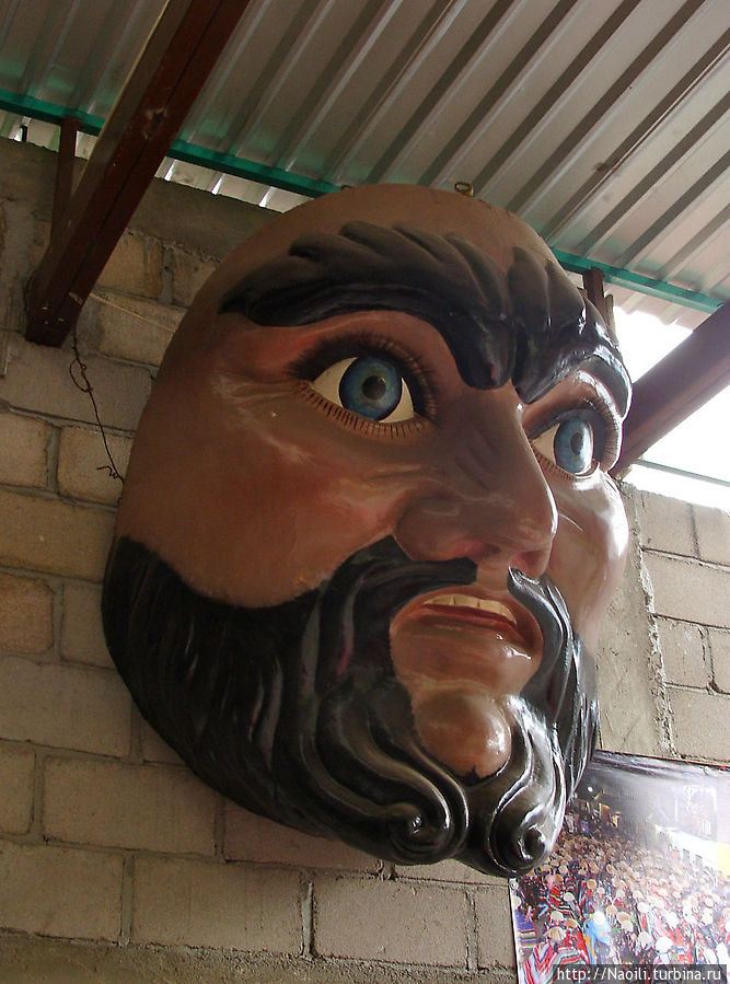 А эта маска также висит в народной церкви здесь нет запретов и строгих канонов на изображение человека или святого. Чьяпа-де-Корсо, Мексика
