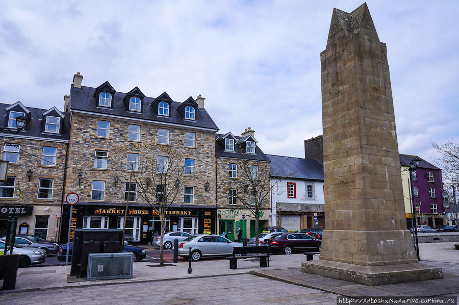 Площадь и памятник Четырём Мастерам, местным монахам, создавшим одну из главных ирландских летописей. Донегол, Ирландия