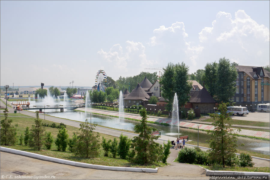 16. Река Саранка во всей своей красе с фонтанами, пешеходным мостиком и всем, что её окружает. Вдали слева высится над деревьями так и не увиденный нами памятник Навеки вместе на площади Дружбы народов. Саранск, Россия 16. Река Саранка во всей своей красе с фонтанами, пешеходным мостиком и всем, что её окружает. Вдали слева высится над деревьями так и не увиденный нами памятник Навеки вместе на площади Дружбы народов. Саранск, Россия