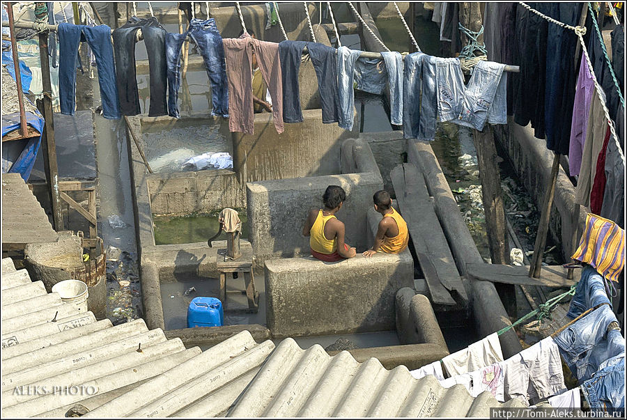 Незамысловатая жизнь детей в прачечной. Это их маленький детский мирок...
* Мумбаи, Индия