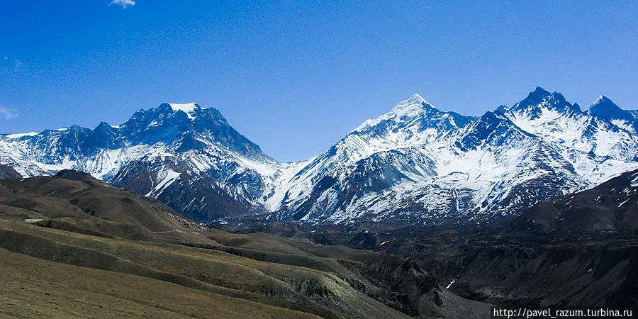 Между двумя снежниками — перевал Тхоронг Ла (5416 метров) — один из самых высокогорных перевалов в мире Между двумя снежниками — перевал Тхоронг Ла (5416 метров) — один из самых высокогорных перевалов в мире