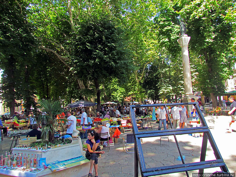Рынок тоже занимает притененное место городского парка Требинье, Босния и Герцеговина