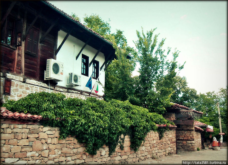 Каменные дома напоминают крепости — с оградами 2—2,5 метра, с подвалами, толщина стен которых достигает 1 м, коваными решетками на окнах, с тайниками в которые можно проникнуть через замаскированные в глубоких сводчатых нишах ходы. Каменные дома напоминают крепости — с оградами 2—2,5 метра, с подвалами, толщина стен которых достигает 1 м, коваными решетками на окнах, с тайниками в которые можно проникнуть через замаскированные в глубоких сводчатых нишах ходы.