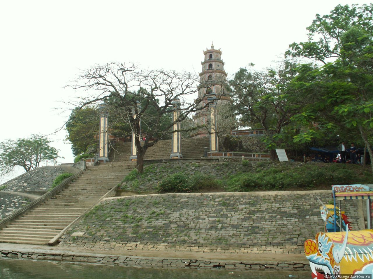 Хюэ. Храм Тхиенму на Ароматной реке Хюэ, Вьетнам
