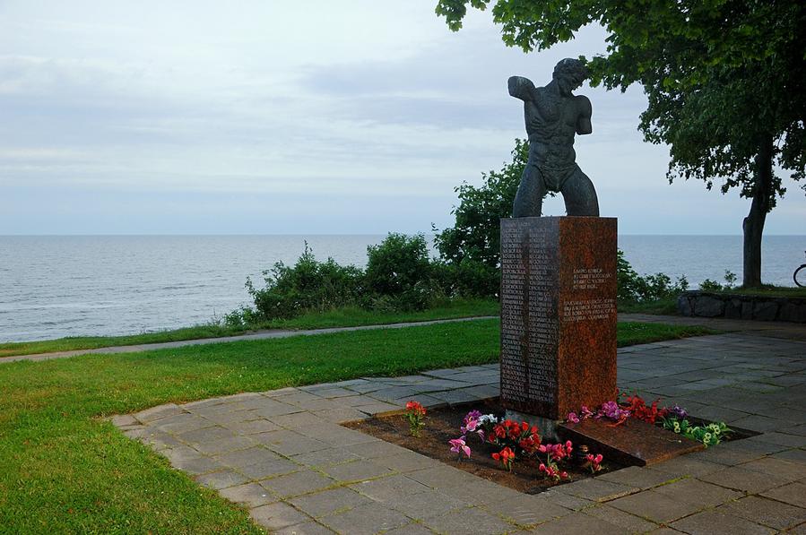 Памятник погибшим в годы войны Калласте, Эстония