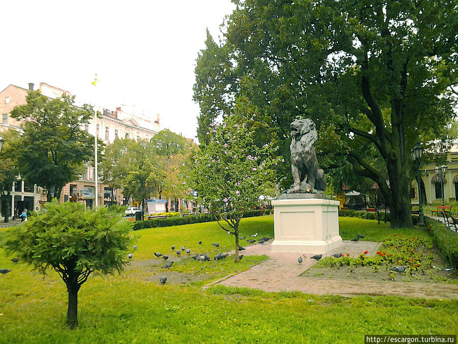 И ее мужественный супруг, охраняющий спокойствие семьи. И ее мужественный супруг, охраняющий спокойствие семьи.