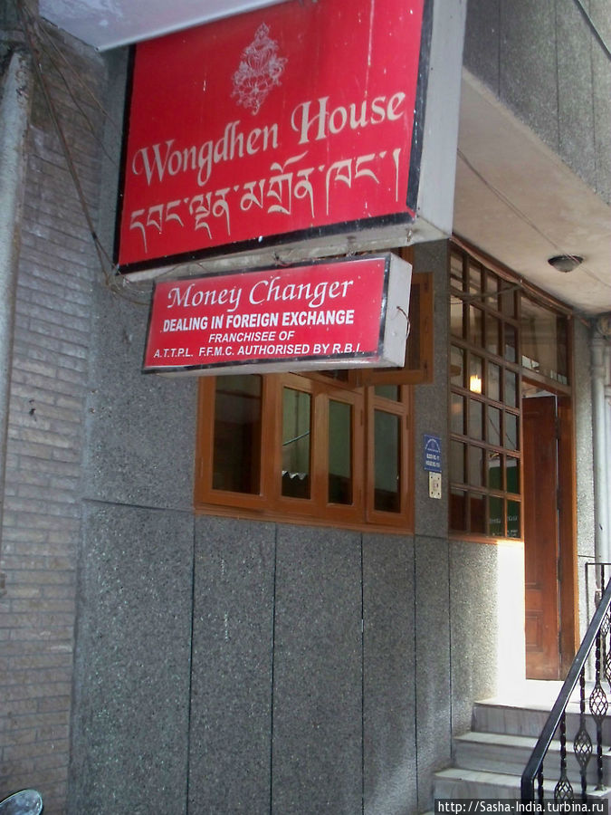 Сам  Wongdhen House находится в узком переулке.
Рядом ещё 2-3 гэст-хауса. Дели, Индия