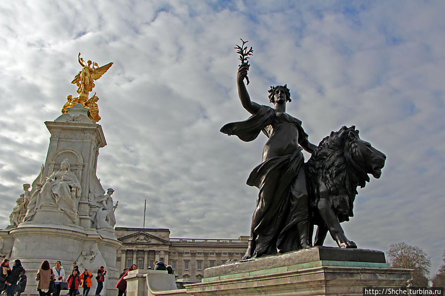 Вокруг мраморный фонтан с четырьмя фигурами по углам со львами — символами Англии Лондон, Великобритания