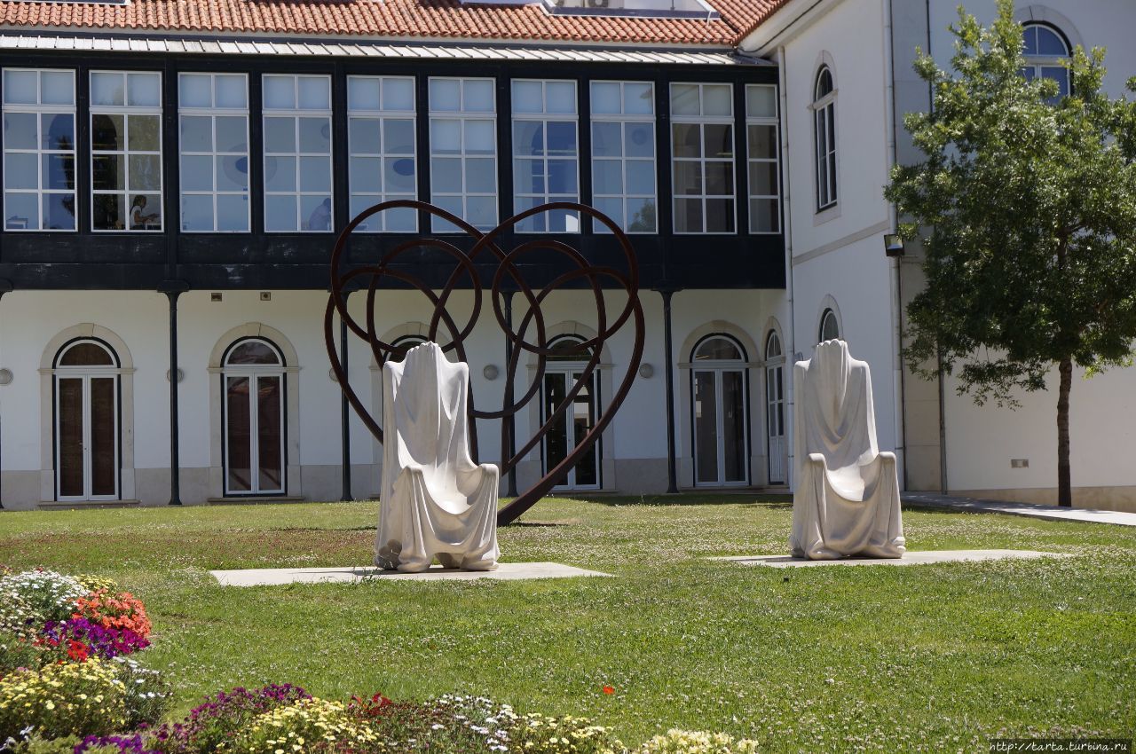 Парк Педро и Инесс как символ вечной любви Алкобаса, Португалия