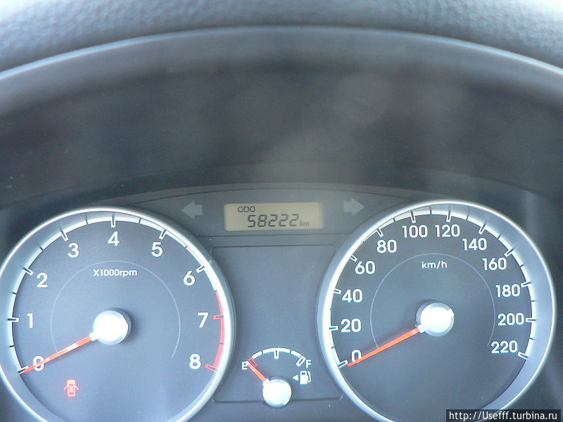 Помимо всяких царапин\вмятин (которых к слову было всего 3 штуки) я сфотал показания одометра (ограничений по километражу нет, но на всякий пожарный ;) )
Обратите внимение на количество бензина — машину пригнали буквально на парах. Помимо всяких царапин\вмятин (которых к слову было всего 3 штуки) я сфотал показания одометра (ограничений по километражу нет, но на всякий пожарный ;) )
Обратите внимение на количество бензина — машину пригнали буквально на парах.