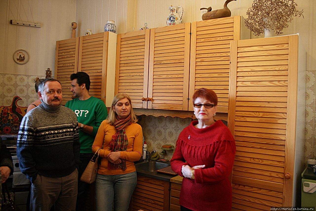 Наш экскурсовод — Татьяна Анатольевна Каск на кухне Улановой (справа).
Рядом наши экскурсанты! Москва, Россия