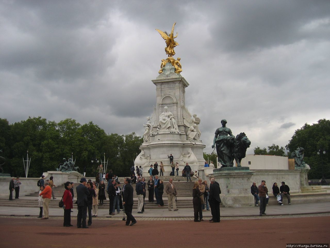 Памятник Королеве Виктории перед Букингемским Дворцом в Лондоне Лондон, Великобритания