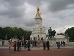 Памятник Королеве Виктории перед Букингемским Дворцом в Лондоне