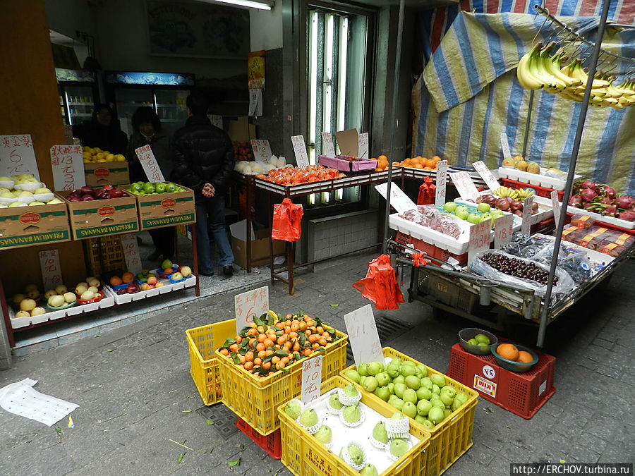 Покупка фруктов на рынке Полуостров Макао, Макао