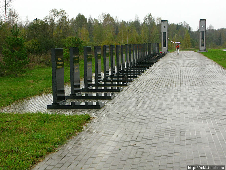 Ряд надгробий. Вот для чего авторам мемориала понадобилось начинать с неприметного камня и долгой дороги к мемориалу. Масштаб поражения доходит только после прохождения скорбных ворот. Ряд надгробий. Вот для чего авторам мемориала понадобилось начинать с неприметного камня и долгой дороги к мемориалу. Масштаб поражения доходит только после прохождения скорбных ворот.