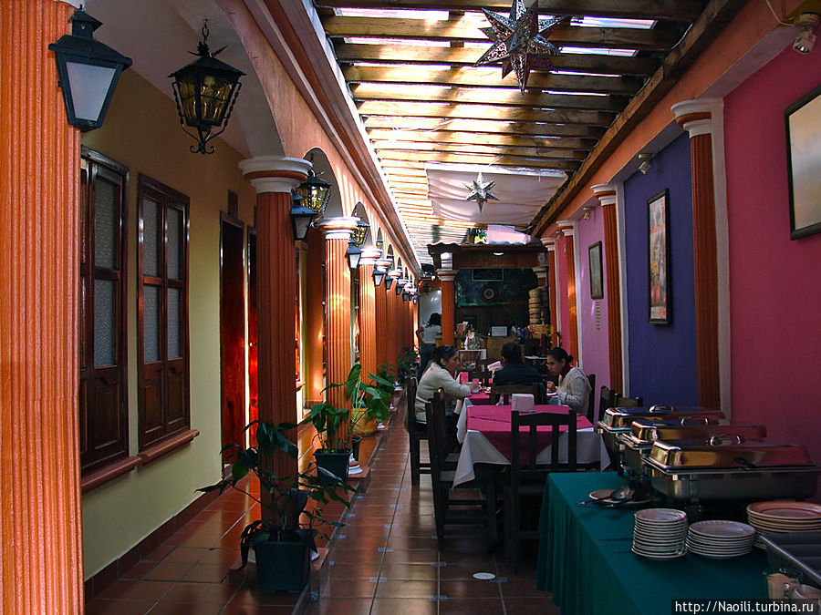 Хол отеля, яркие краски в архитектуре типичны для региона. Отель средней цены Сан-Кристобаль-де-Лас-Касас, Мексика