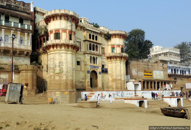 Каждый дом на набережной Варанаси — крепость! Варанаси, Индия Каждый дом на набережной Варанаси — крепость! Варанаси, Индия