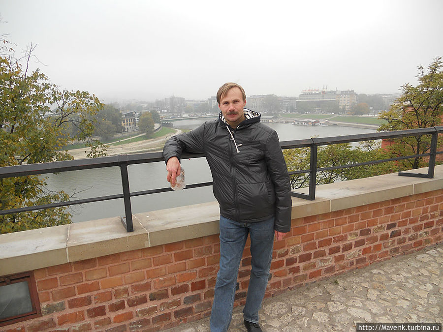 Дождик закончился и можно было сфотографироваться на фоне реки Вислы. Краков, Польша