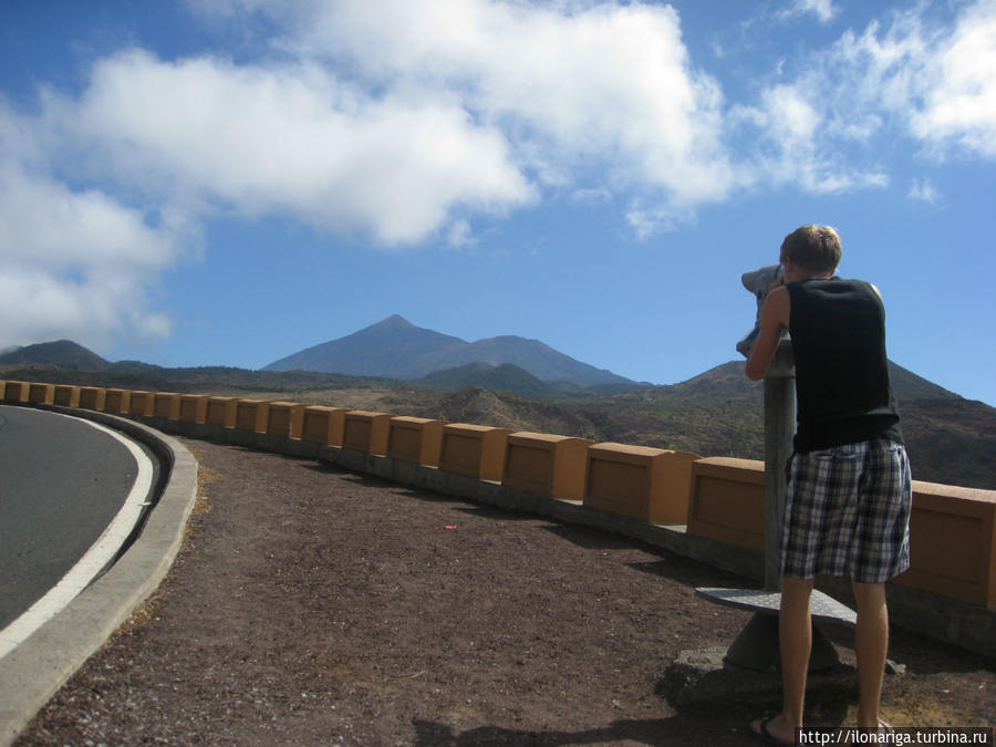 На некоторых участках дороги на смотровых площадках установлены подзорные трубы. Эта направлена прямо на вершину вулкана. Остров Тенерифе, Испания