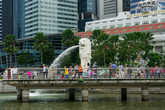 Знаменитый символ Сингапура, Мерлион, излюбленное место для фото гостей города. Статуя Мерлиона в Сингапуре отлита из бетона, она высотой 8,6 метров и весом 70 тонн, установлена у устья реки Сингапур. Слово Merlion образовано из слов mer, что значит «морской» и lion, то есть «лев».
