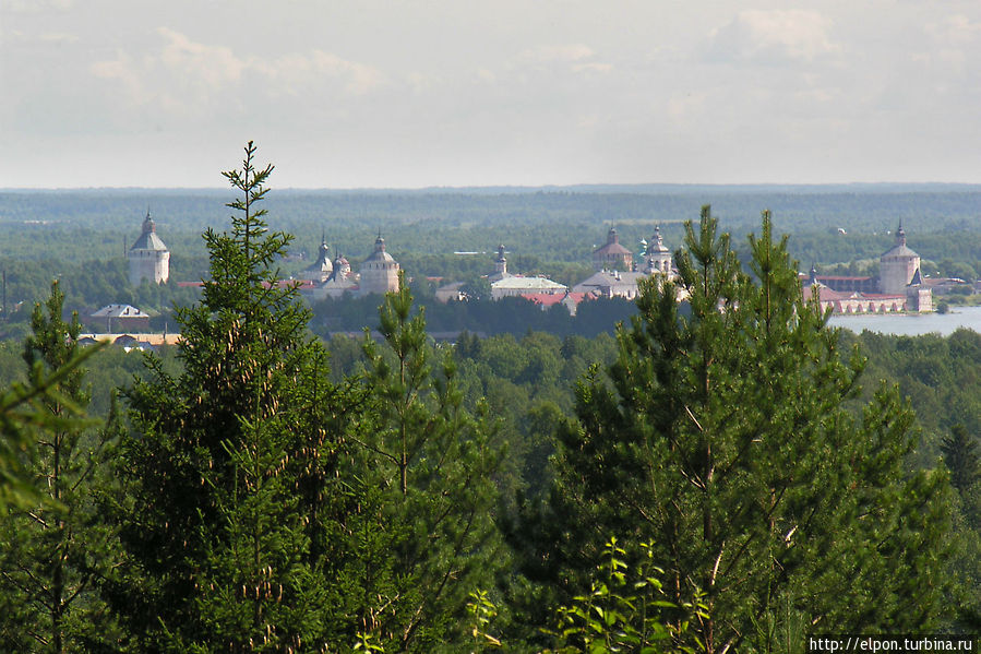 Вид на озеро и монастырь с горы Маура Кириллов, Россия