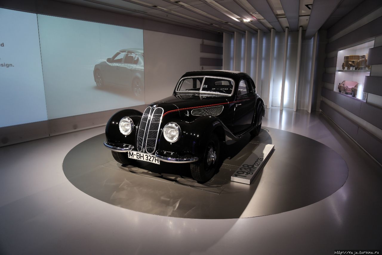 Выставочный центр и музей BMW. Вторая часть Мюнхен, Германия