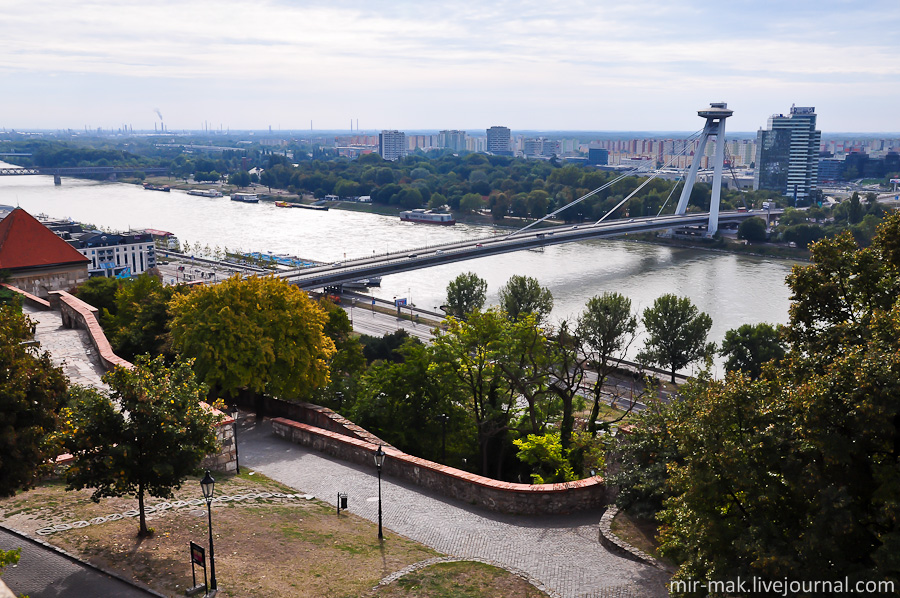 Отсюда открываются потрясающие виды на Дунай, Новый мост, и правобережную часть Братиславы. Братислава, Словакия