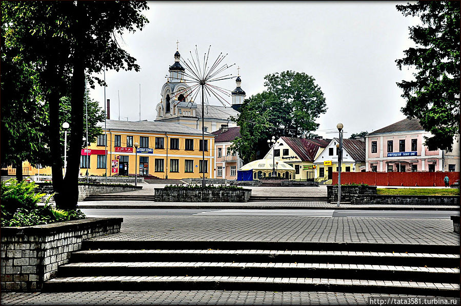 Формировалась площадьна протяжении нескольких столетий как торговый центр города. В нее втекало, как и ныне, восемь улиц. Ансамбль площади сохранил вид старого центра города. В большинстве своем тут располагаются здания 19 века. Формировалась площадьна протяжении нескольких столетий как торговый центр города. В нее втекало, как и ныне, восемь улиц. Ансамбль площади сохранил вид старого центра города. В большинстве своем тут располагаются здания 19 века.