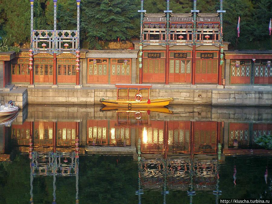 В лучах заката дворец становится таинственным Пекин, Китай