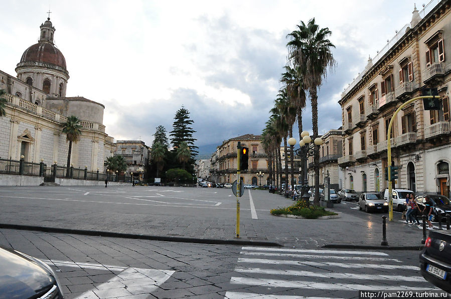 piazza Duomo Джарре, Италия