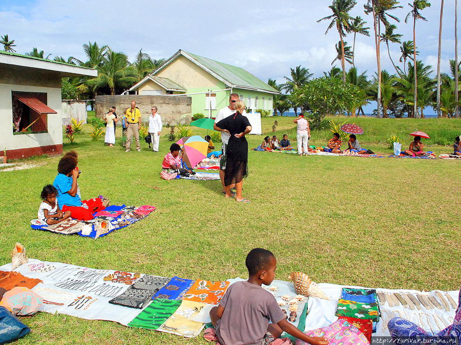 На центральной площади деревни Муайра Остров Дравака, Фиджи