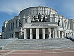 Театр оперы и балета построен в 1934-39 арх. Иосиф Лангбард.