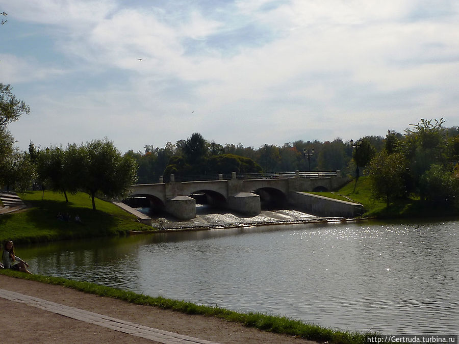 Плотина на большом пруду Москва и Московская область, Россия Плотина на большом пруду Москва и Московская область, Россия
