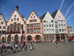 Исторический центр города — площадь Рёмерберг с его прекрасными домами в стиле фахверк и ратушей, был с большой тщательностью восстановлен по старинным планам в 1986 году.