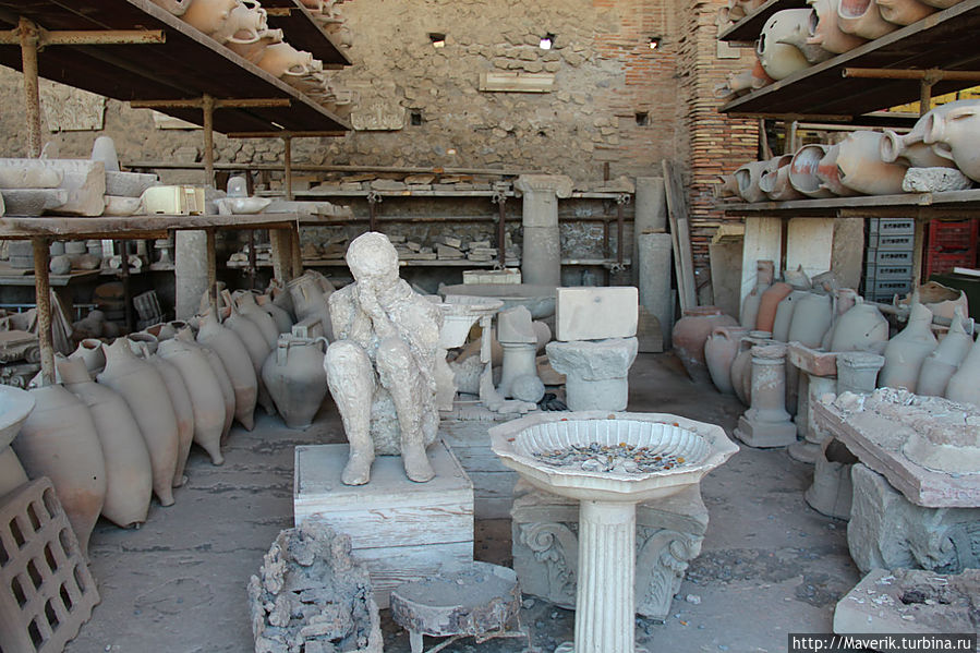 Здесь мы видим гипсовую отливку человека, изготовленную по форме воздушных карманов, найденных во время раскопок. Помпеи, Италия