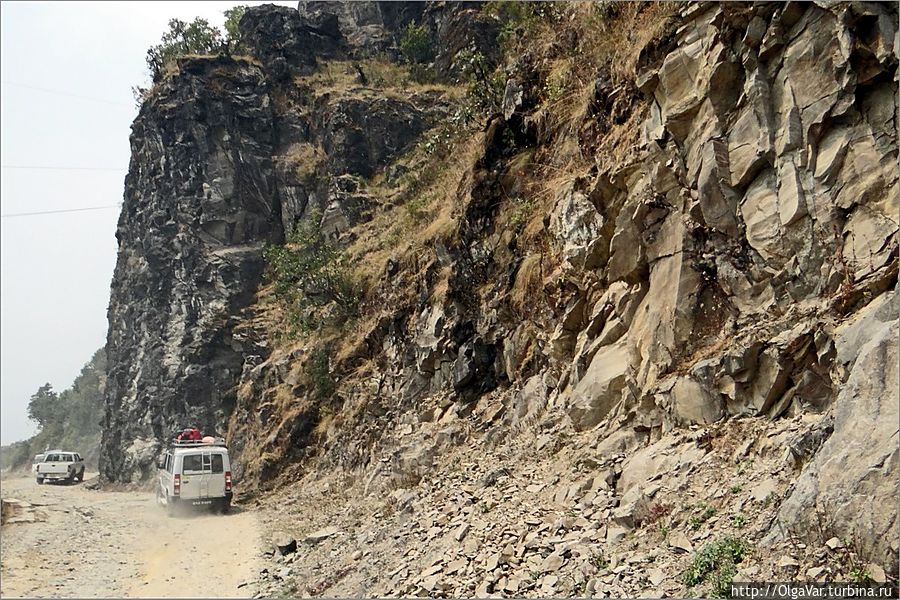 Горные породы, на вид прочные, постоянно осыпаются на дорогу, создавая трудности для проезжающих мимо машин Дунче, Непал