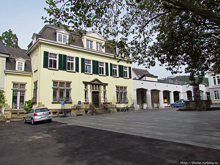 ратуша такая себе, скромненькая ратуша такая себе, скромненькая