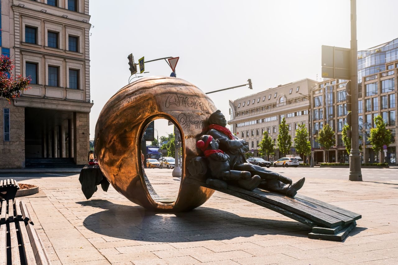 Памятник «Атом Солнца Олега Табакова» Москва, Россия
