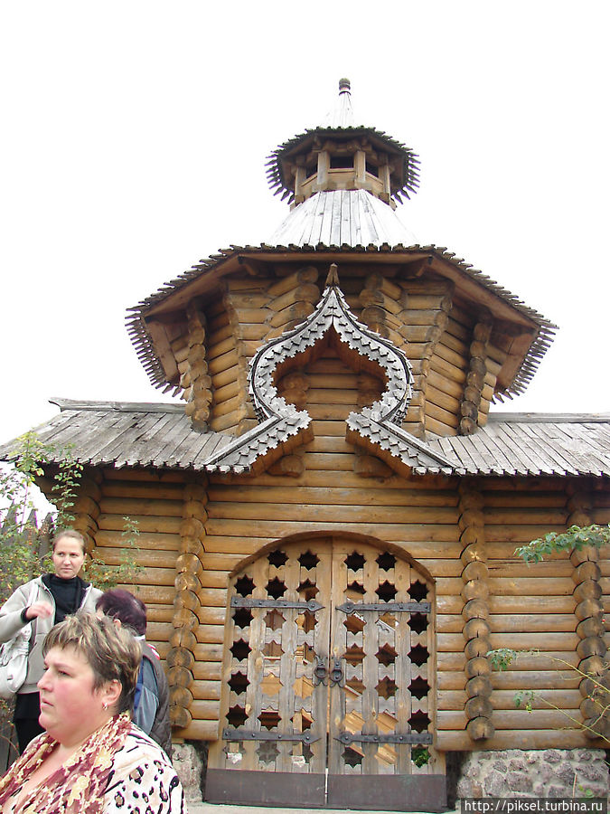 Часовня встроенная в ограду скита Святогорск, Украина