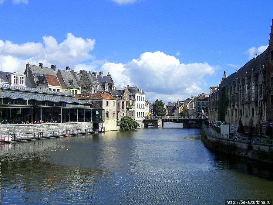 Вид с моста через реку, Справа — Большой мясной дом Гент, Бельгия