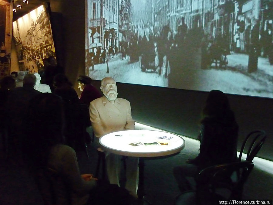 А здесь можно присесть за столик с персонажами начала 20 века А здесь можно присесть за столик с персонажами начала 20 века