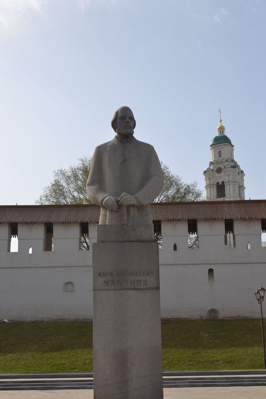 Памятник И.Н.Ульянову Астрахань, Россия