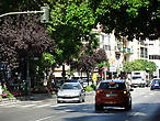 Главная улица города — проспект Ramón y Cajal плавно переходит в проспект Ricardo Soriano, который идёт до фешенебельногот пригорода Порта Банус.